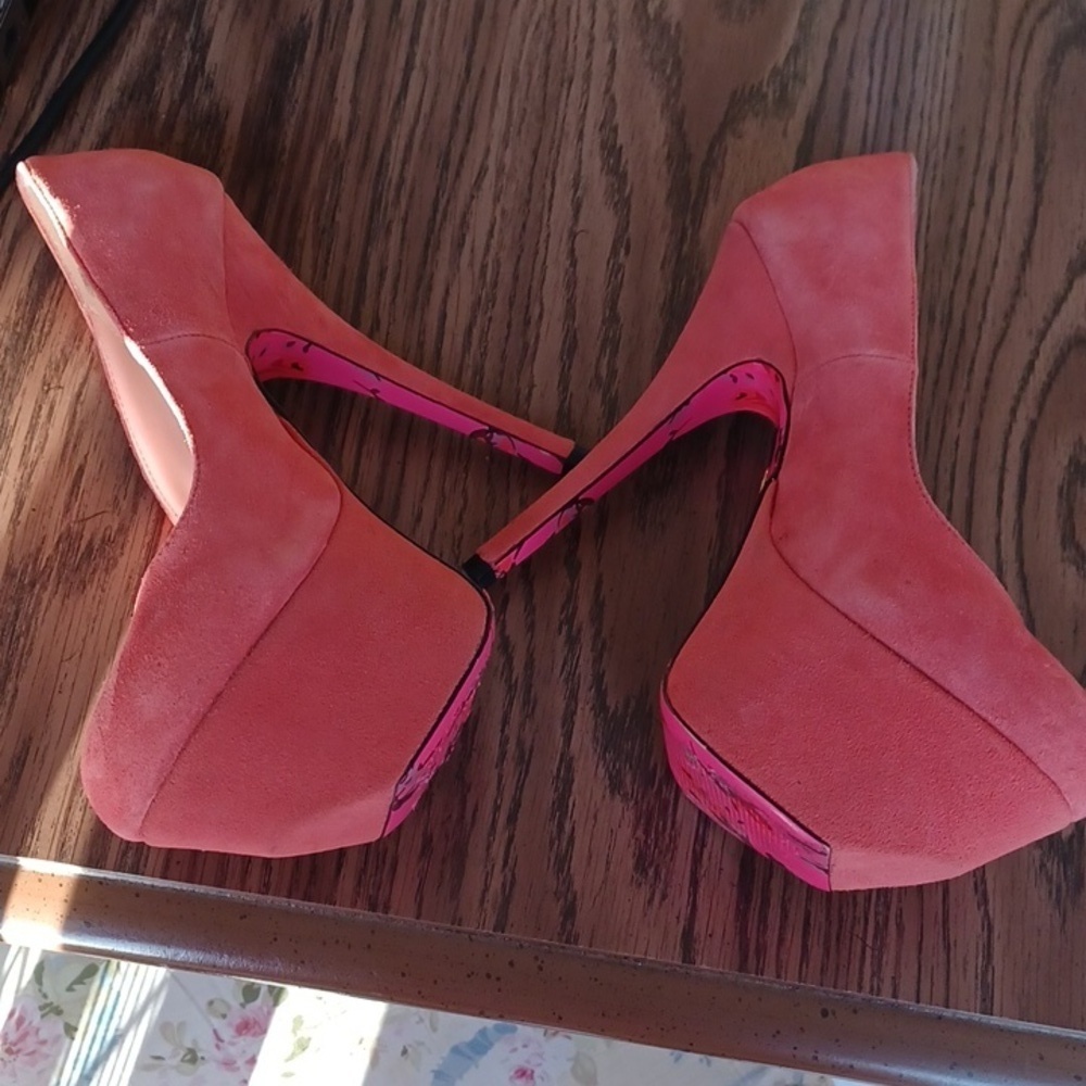 Betsy Johnson Gemmma Coral Suede, size  8
